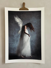 Ladda upp bild till gallerivisning, Ariel – signerat utställningsexemplar 50 × 70 cm
